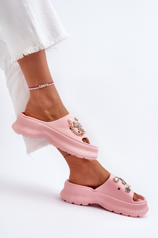 Lichte pantoffels met mooie details... Lichte pantoffels met mooie details...