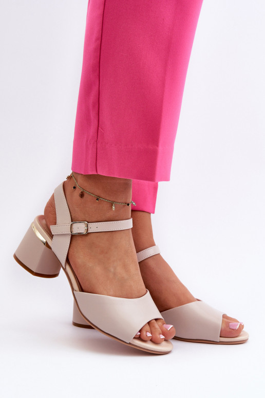 Damessandalen met lage hak in de... Damessandalen met lage hak in de...