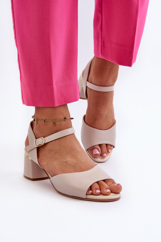 Damessandalen met lage hak in de... Damessandalen met lage hak in de...