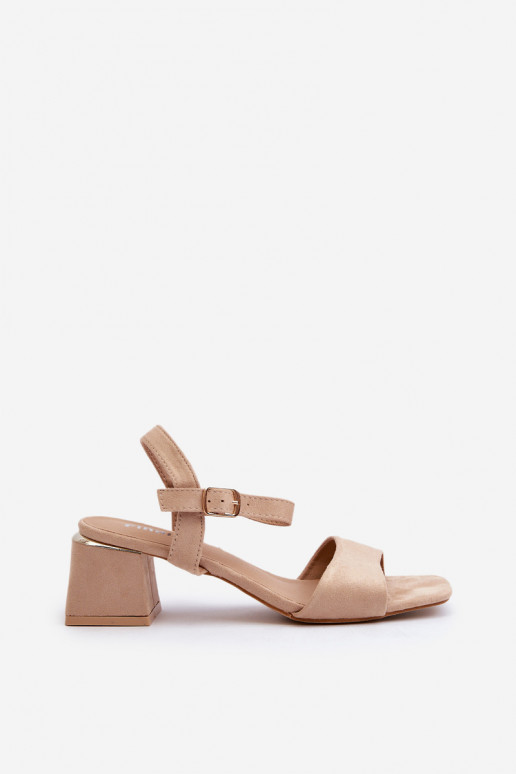 Damessandalen gemaakt van beige suède Damessandalen gemaakt van beige suède