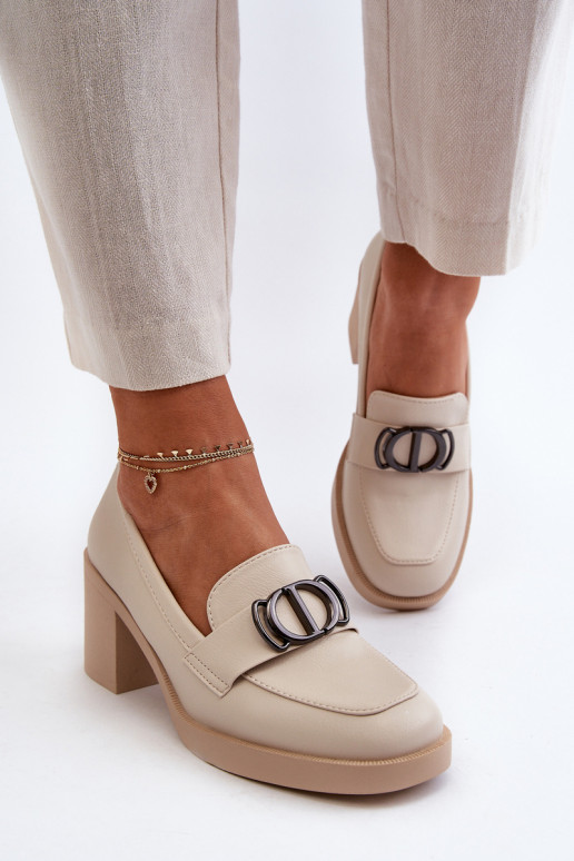 Schoenen met hakken met ornamenten... Schoenen met hakken met ornamenten...