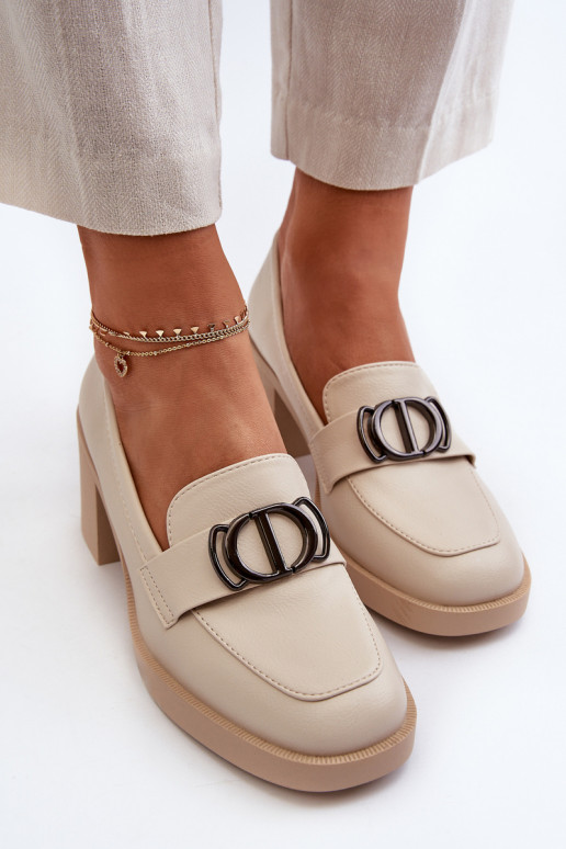 Schoenen met hakken met ornamenten... Schoenen met hakken met ornamenten...