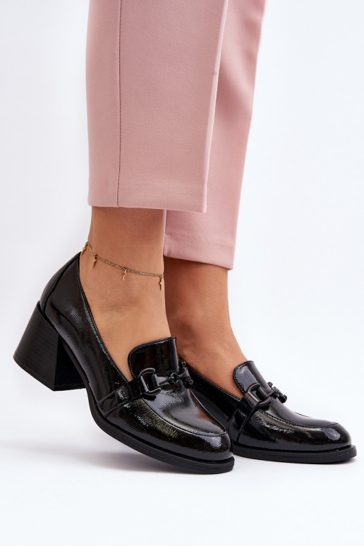 Gelakte schoenen met hakken in de...