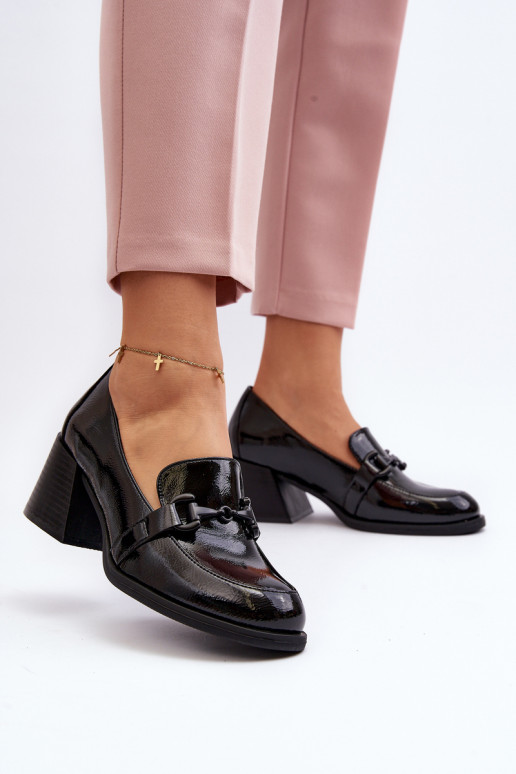 Gelakte schoenen met hakken in de...