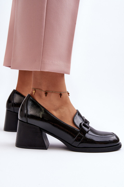 Gelakte schoenen met hakken in de...