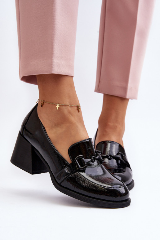 Gelakte schoenen met hakken in de...