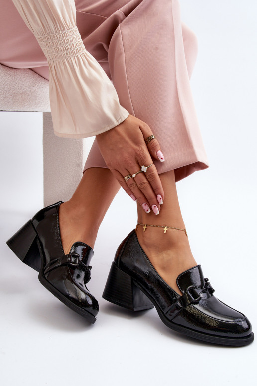 Gelakte schoenen met hakken in de...