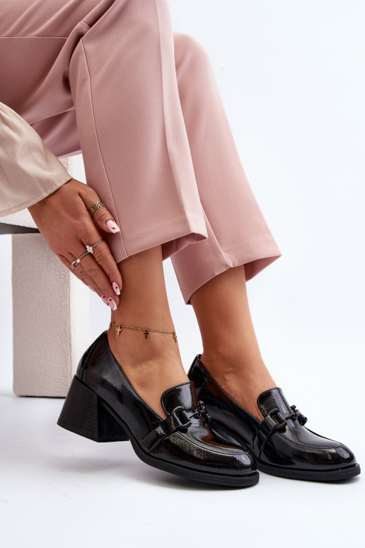 Gelakte schoenen met hakken in de...