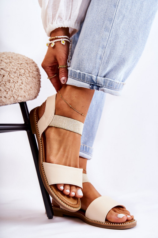 Sandalen van een klassiek model met... Sandalen van een klassiek model met...