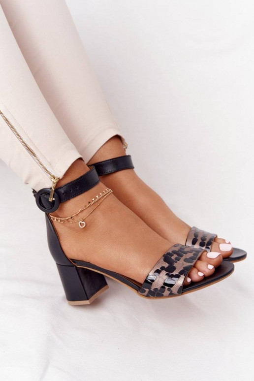 Elegante sandalen met hoge hakken... Elegante sandalen met hoge hakken...