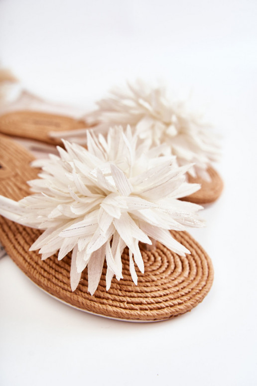 Lichte pantoffels in de kleur wit van... Lichte pantoffels in de kleur wit van...