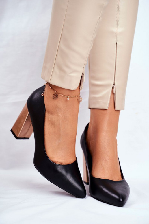 Schoenen van klassiek model met...