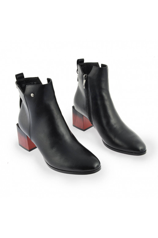 Laarzen met dikke hak, kleur zwart... Laarzen met dikke hak, kleur zwart...