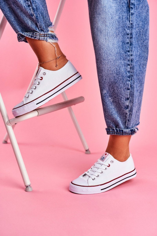 Klassiek model vrijetijdsschoen in witte kleur met rood decor Ecoma Klassiek model vrijetijdsschoen in witte kleur met rood decor Ecoma