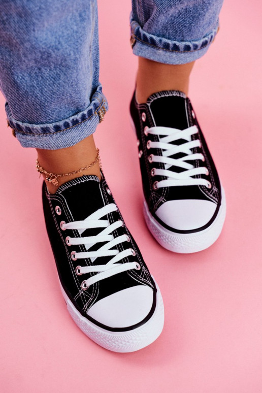 Klassiek model vrijetijdsschoenen in de kleur zwart met witte zolen Klassiek model vrijetijdsschoenen in de kleur zwart met witte zolen