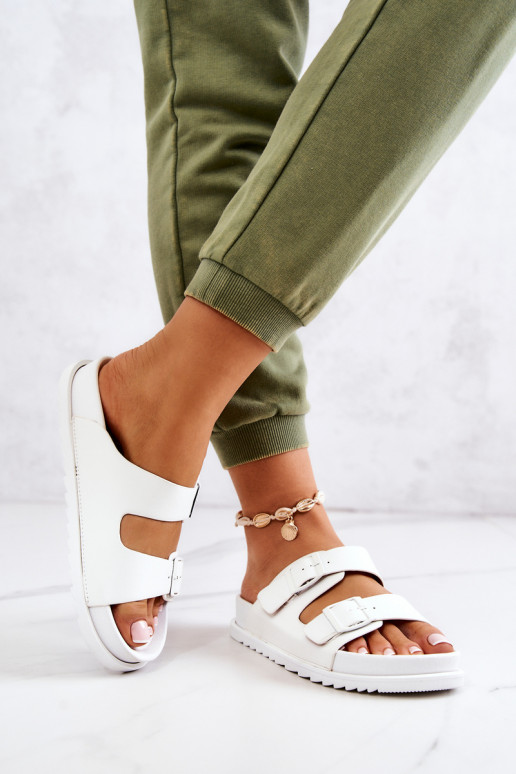 Corina rubberen pantoffels met gespen in witte kleur Corina rubberen pantoffels met gespen in witte kleur