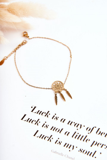 De beenarmband is goudkleurig