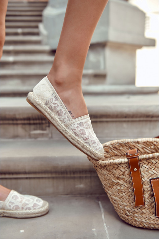 Klassiek model espadrilles met opengewerkte elementen beige Catris