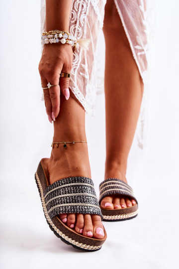 Klassiek model Slippers met kettingen in de zwarte kleur Maddy 2