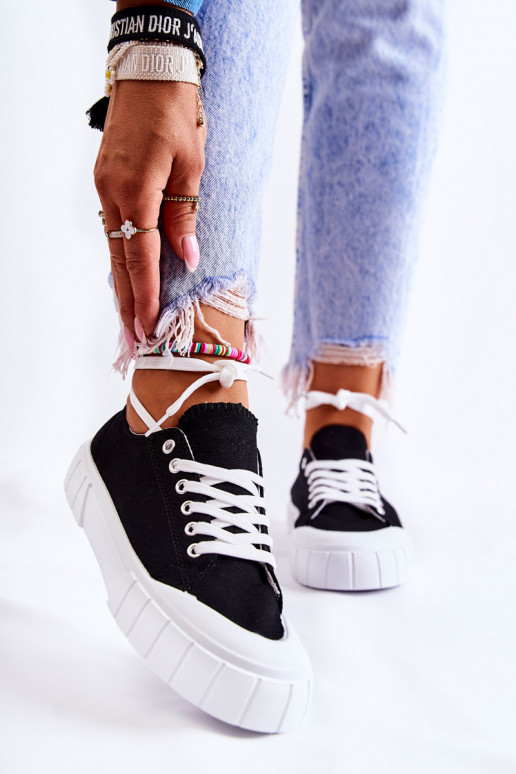 Damesplatformschoenen in zwart. Wordt geleverd Damesplatformschoenen in zwart. Wordt geleverd