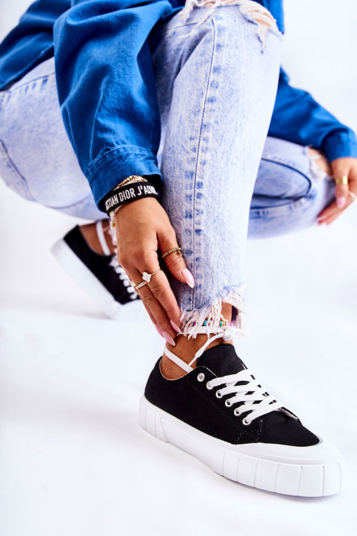 Damesplatformschoenen in zwart. Wordt geleverd Damesplatformschoenen in zwart. Wordt geleverd