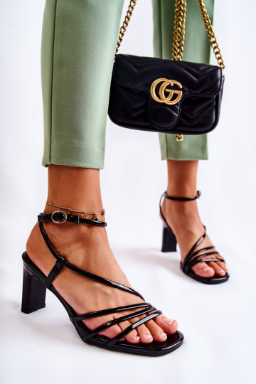 Klassiek model met lakleren sandalen met hak in de kleur zwart Milani