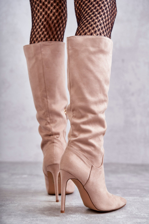 Ameya klassiek model suède lange laarzen met dunne hak in beige Ameya klassiek model suède lange laarzen met dunne hak in beige