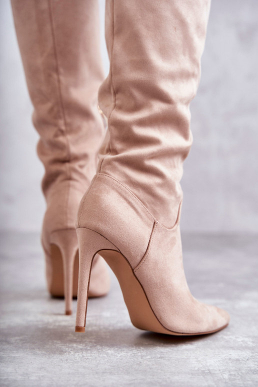 Ameya klassiek model suède lange laarzen met dunne hak in beige Ameya klassiek model suède lange laarzen met dunne hak in beige