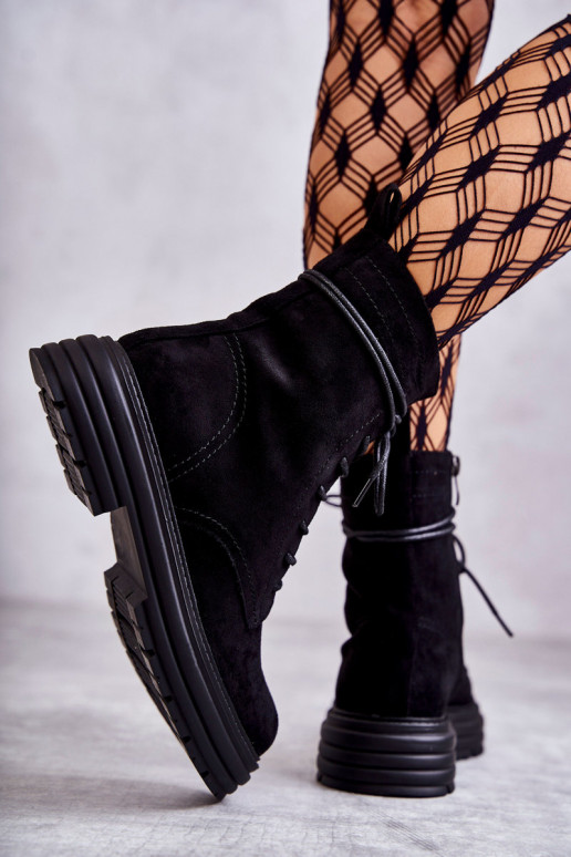 gemaakt van suède Laarzen met bandjes in de kleur zwart Afra gemaakt van suède Laarzen met bandjes in de kleur zwart Afra