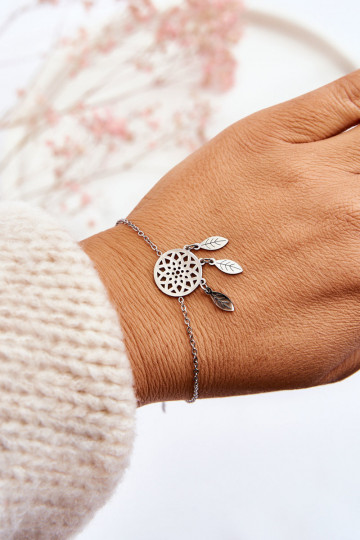 De armband is zilver