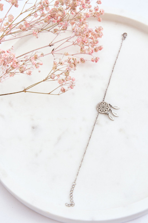 De armband is zilver De armband is zilver