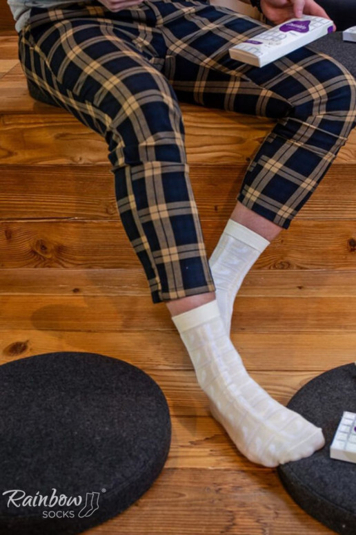 1 paar gekleurde sokken in een doos 1 paar gekleurde sokken in een doos