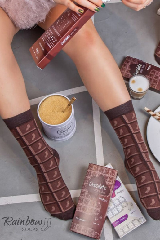 1 paar gekleurde sokken in een doos 1 paar gekleurde sokken in een doos