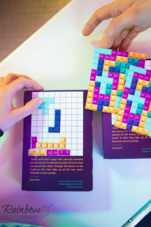 2 paar gekleurde sokken in een doosje