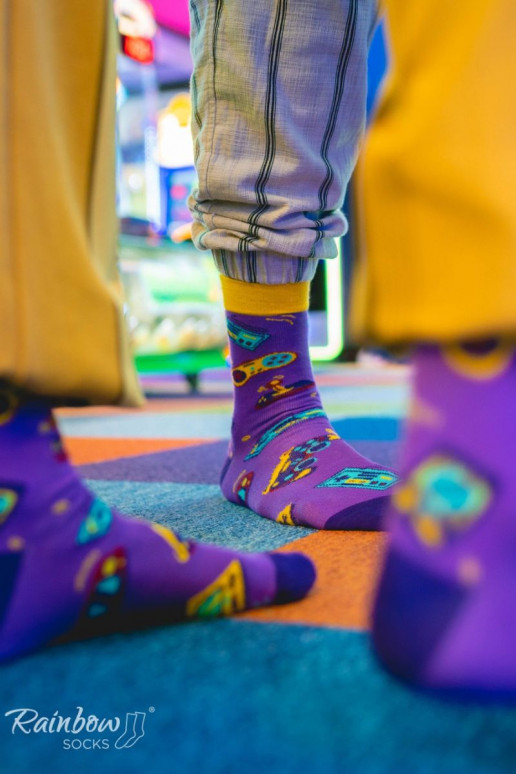 2 paar gekleurde sokken in een doosje