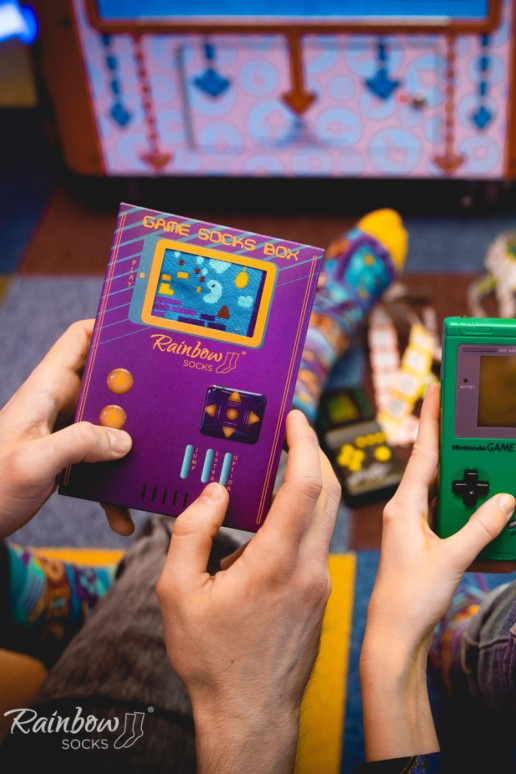 2 paar gekleurde sokken in een doosje