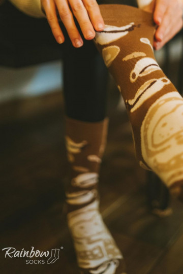 1 paar gekleurde sokken in cappuccino-kleur in een doos 2