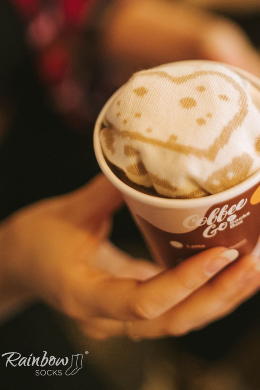 1 paar gekleurde sokken in cappuccino-kleur in een doos 1 paar gekleurde sokken in cappuccino-kleur in een doos