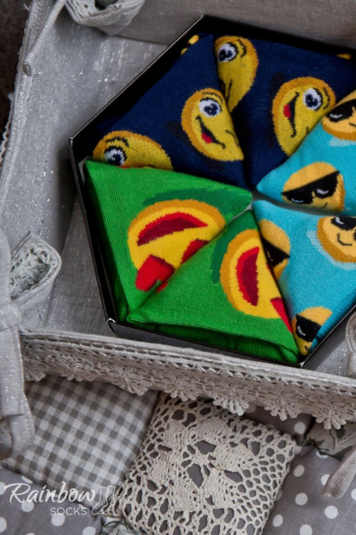 3 paar gekleurde sokken in een doos 3 paar gekleurde sokken in een doos