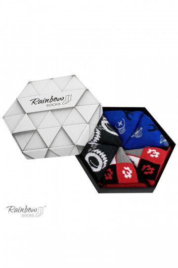 3 paar gekleurde sokken in een doos