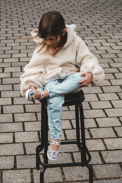 Kinderballerina's met bloemmotieven in de blauwgrijze kleur Noah