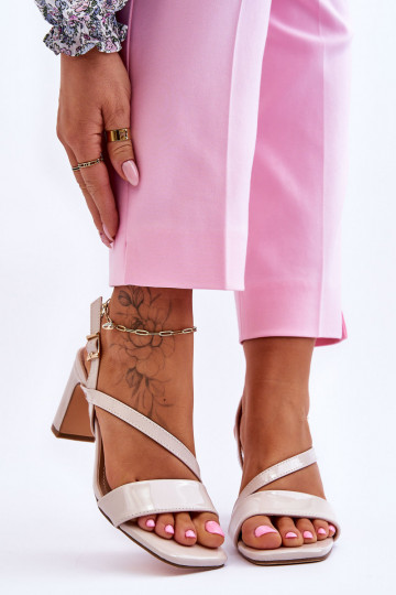 beige Carrie sandaal met lakleereffect