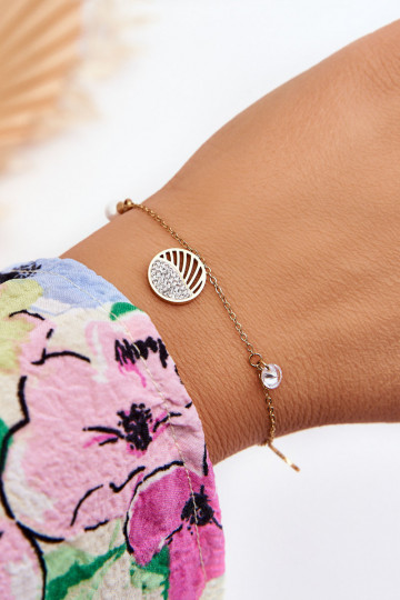 De armband is goud