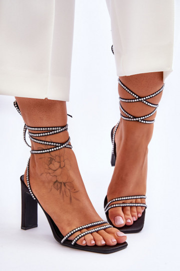 Elegante vetersandalen met klinknagels in de zwarte kleur Nessy