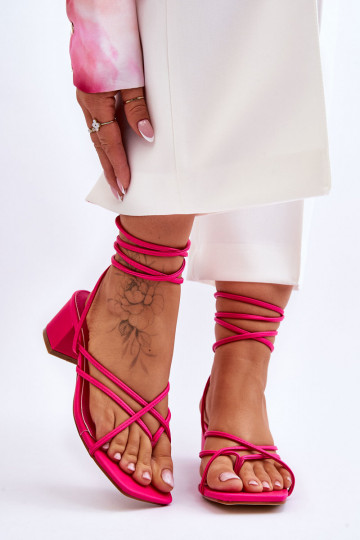 Schoenen met hoge hakken en bandjes in de roze kleur Secret Love