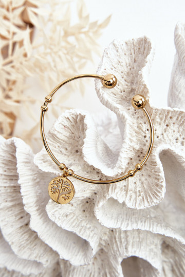 De armband is goud 2