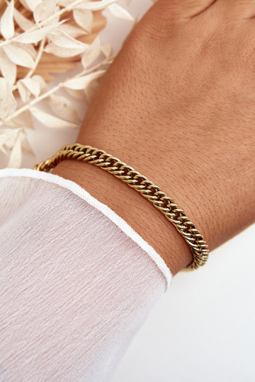 De armband is goud