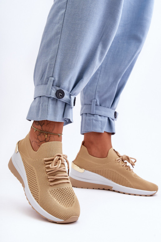 Visconti zandkleurige sportschoenen van een opvallend model Visconti zandkleurige sportschoenen van een opvallend model