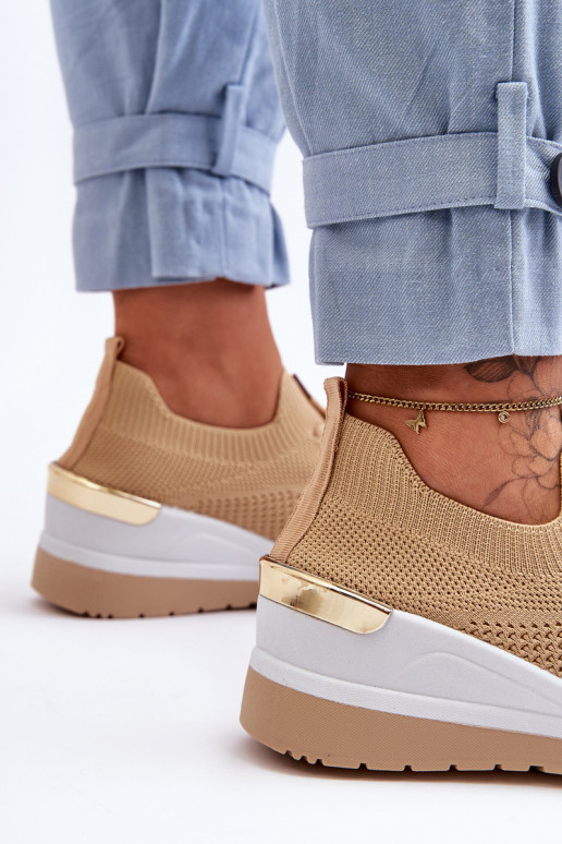 Visconti zandkleurige sportschoenen van een opvallend model Visconti zandkleurige sportschoenen van een opvallend model