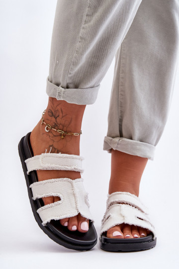 Slippers met zelfklevende sluitingen in de witte kleur Lamirose 2